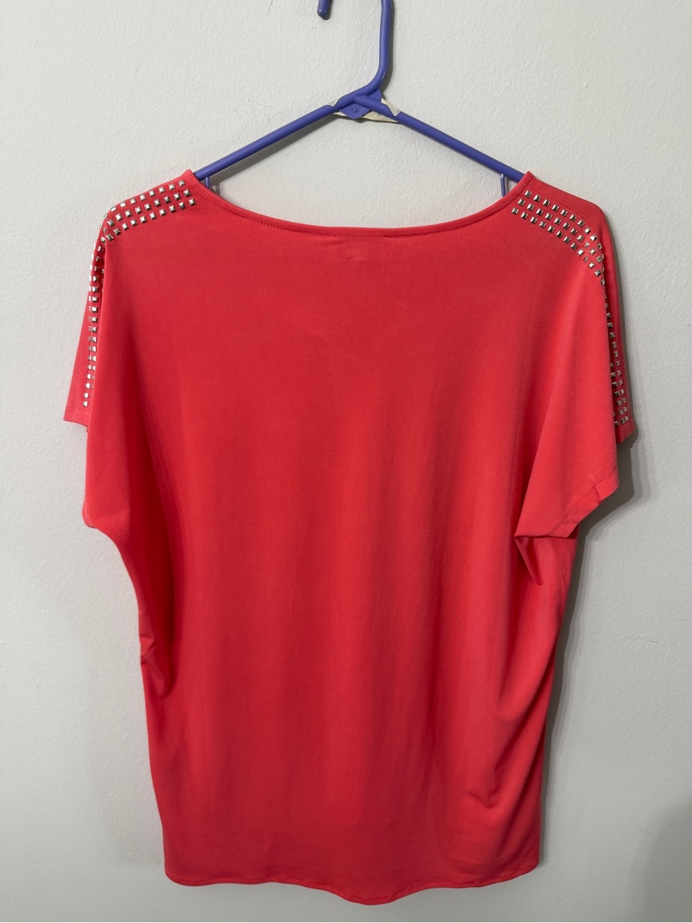 Women’s Carmen Marc Valvo Coral V-Neck Blouse Medium Short Sleeve - Picture 2 of 4